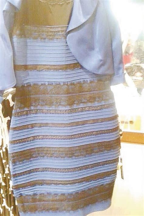 vestido preto e azul ou branco e dourado